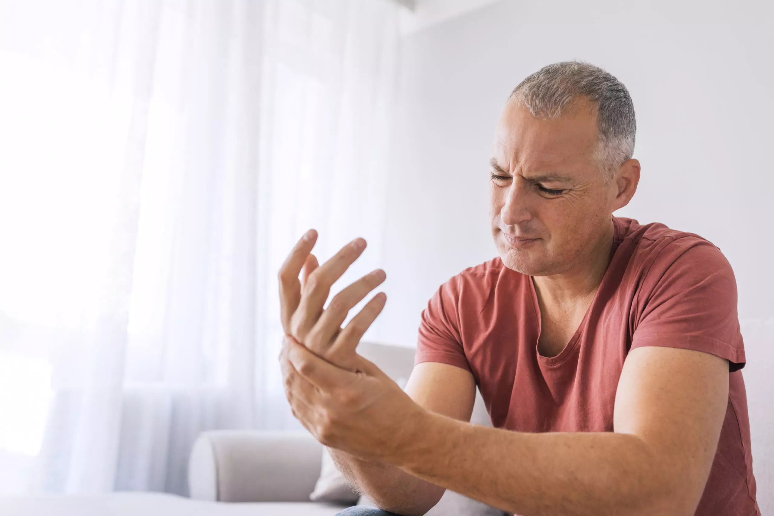 Dor nas mãos: 10 principais causas e o que fazer